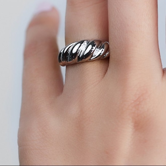 Croissant dome ring - Picture 3 of 3